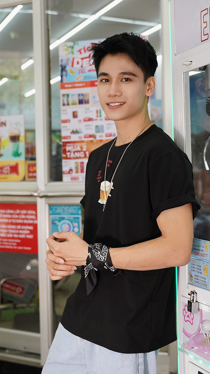 Tiến Đạt sinh ra và lớn lên tại một xã nhỏ ven biển của tỉnh Thanh Hóa, nơi gắn liền với nghề chài lưới nhiều nắng và gió. Tiến Đạt sinh ra và lớn lên tại một xã nhỏ ven biển của tỉnh Thanh Hóa, nơi gắn liền với nghề chài lưới nhiều nắng và gió.