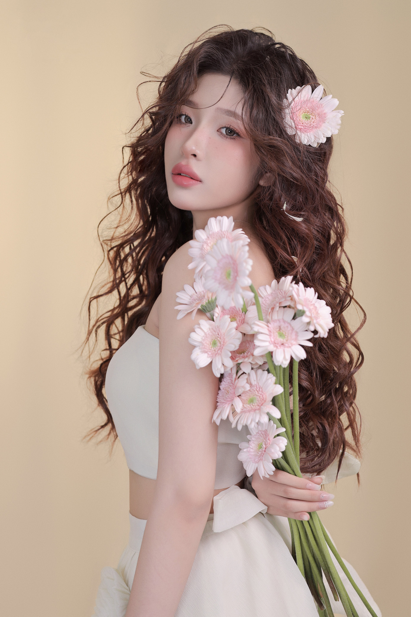 Bên cạnh công việc học, Hương Thủy còn là người mẫu ảnh tự do. Bên cạnh công việc học, Hương Thủy còn là người mẫu ảnh tự do.