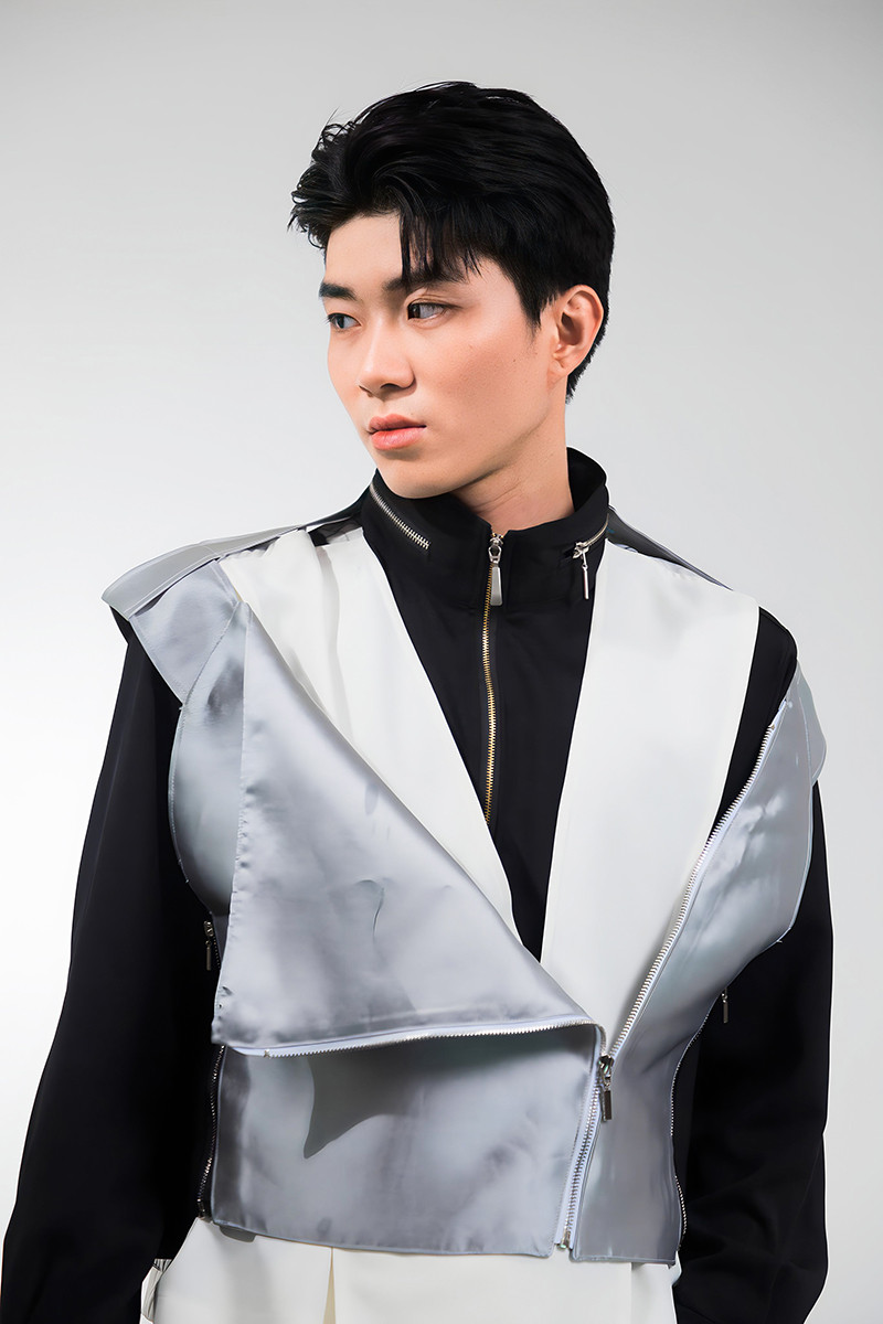 Bên cạnh công việc học, Yong Luan còn được biết đến là một người mẫu.