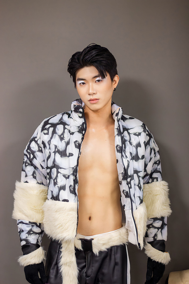 Yong Luan từng trải qua nhiều khó khăn trước khi đến với nghệ thuật.