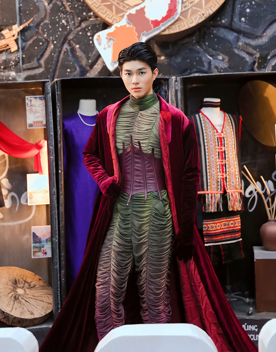 Trong quá trình học tập và làm việc, Yong Luan đã đạt được những thành tích đáng tự hào cho bản thân.