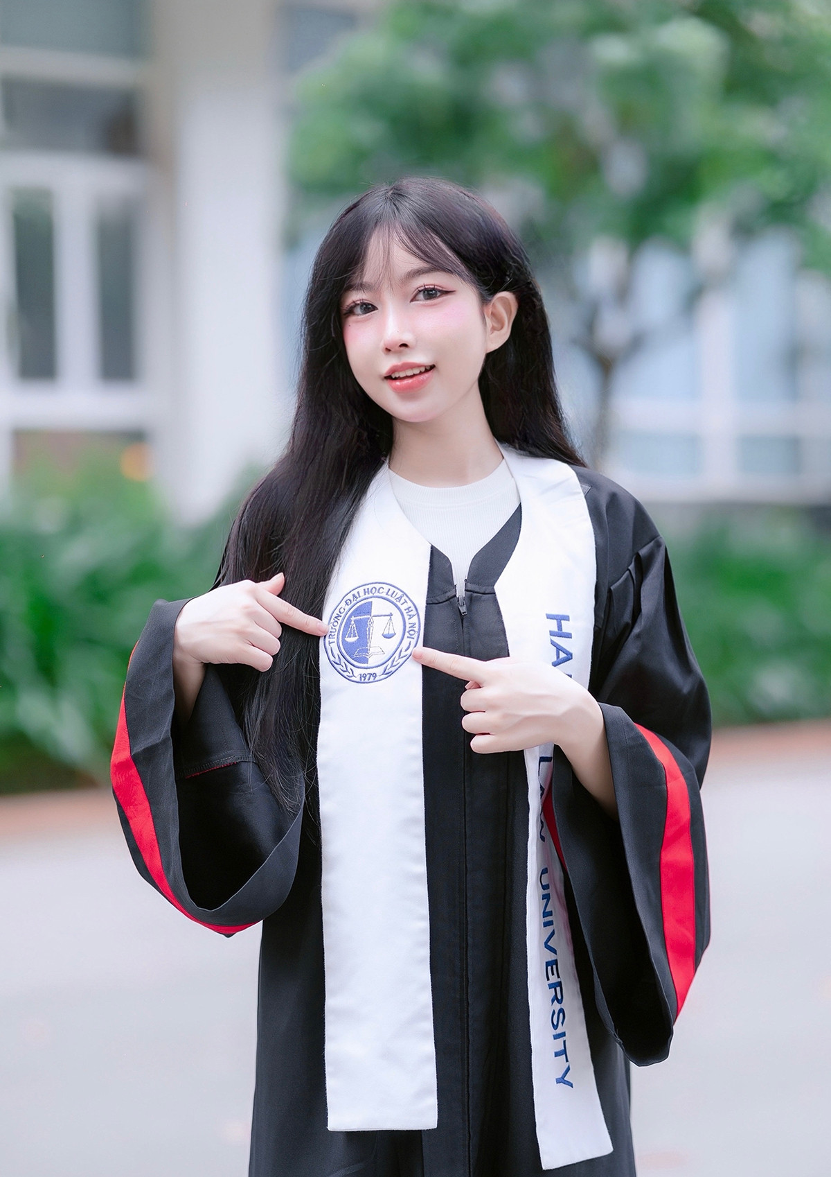 Nguyễn Phương Huyền (sinh năm 2002) tốt nghiệp loại Giỏi tại trường Đại học Luật Hà Nội. Nguyễn Phương Huyền (sinh năm 2002) tốt nghiệp loại Giỏi tại trường Đại học Luật Hà Nội.