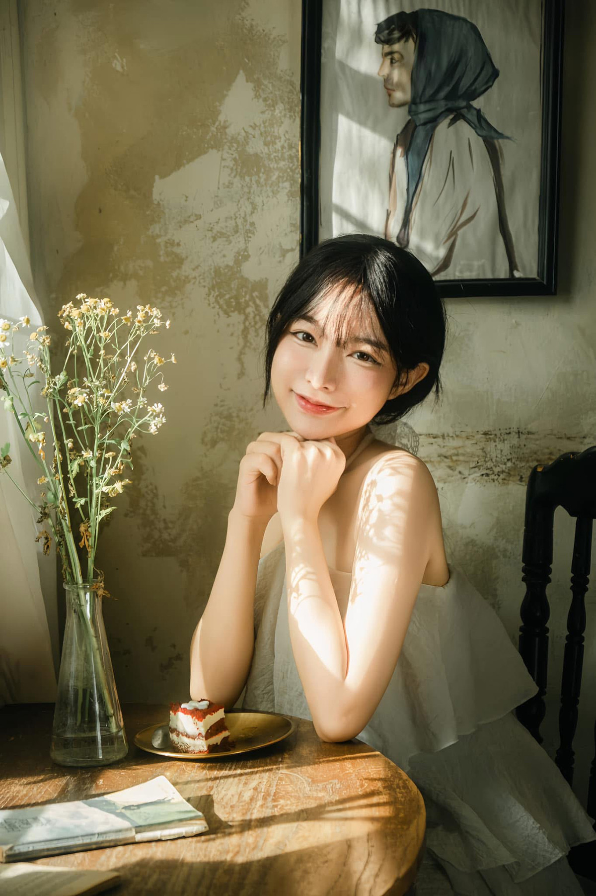 Từ một cô gái rụt rè, có nhiều bỡ ngỡ, mọi thứ bắt đầu thay đổi khi cô bước chân vào đại học. Từ một cô gái rụt rè, có nhiều bỡ ngỡ, mọi thứ bắt đầu thay đổi khi cô bước chân vào đại học.