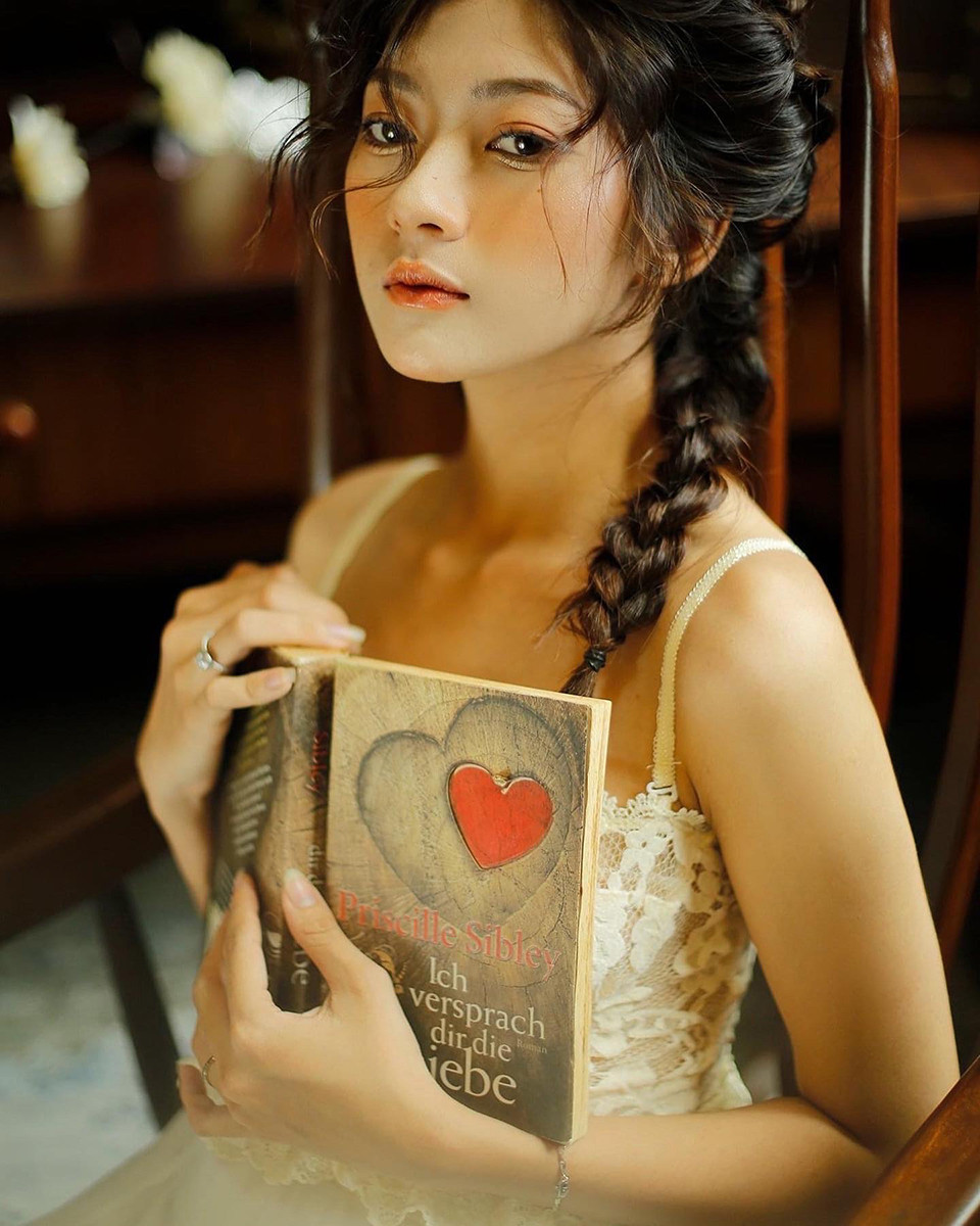 Từ một cô gái ít nói, khó gần, rụt rè, sau khi đến với người mẫu ảnh, bản thân Kim Ngân đã thay đổi rất nhiều, trở nên tích cực và tỏa sáng hơn. Từ một cô gái ít nói, khó gần, rụt rè, sau khi đến với người mẫu ảnh, bản thân Kim Ngân đã thay đổi rất nhiều, trở nên tích cực và tỏa sáng hơn.