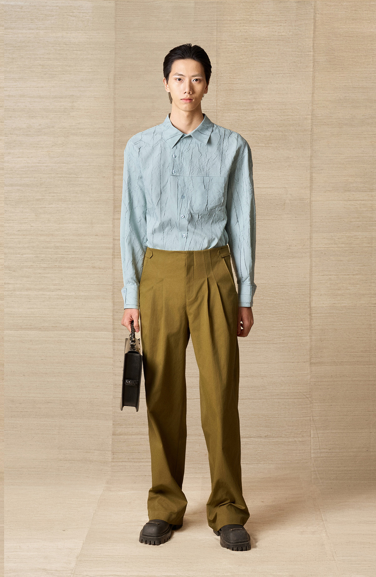 Với chiều cao vượt trội 1m85 và khuôn mặt nam tính, góc cạnh, Phạm Đình Hiếu nhanh chóng lọt vào mắt xanh của nhiều nhà thiết kế, nhãn hàng.