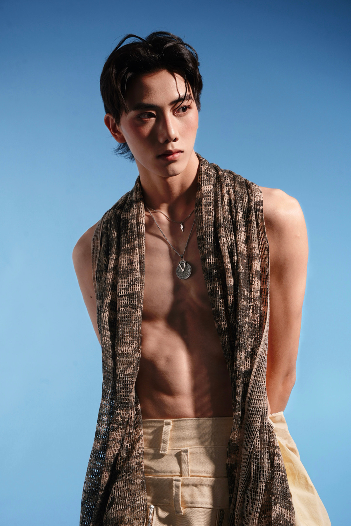 Phạm Đình Hiếu (sinh năm 2003) là sinh viên trường Đại học Sân khấu – Điện ảnh Hà Nội.