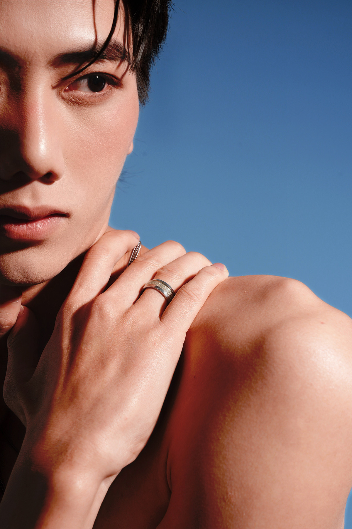 Đối với Đình Hiếu, quyết định theo đuổi con đường diễn viên là một bước ngoặt lớn, đòi hỏi sự dũng cảm và kiên trì.