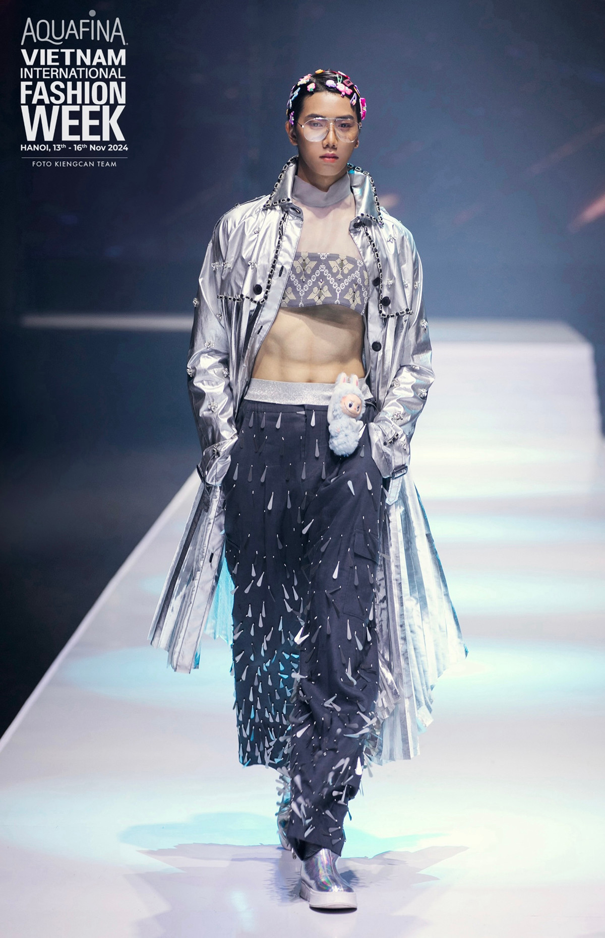 Năm 2024, đánh dấu một dấu mốc quan trọng khi Đình Hiếu chính thức bước chân vào con đường người mẫu chuyên nghiệp.