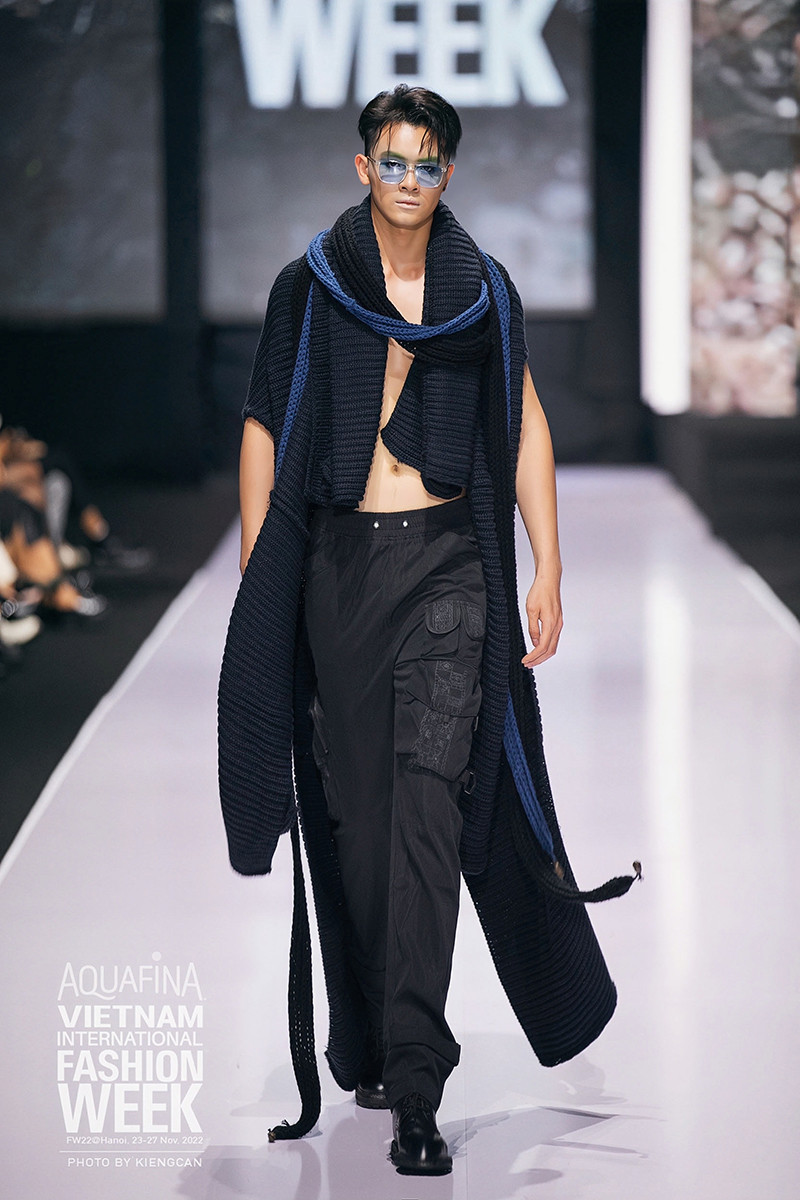 Ánh Dương từng góp mặt trong Tuần lễ thời trang Vietnam International Fashion Week với vai trò là người mẫu.