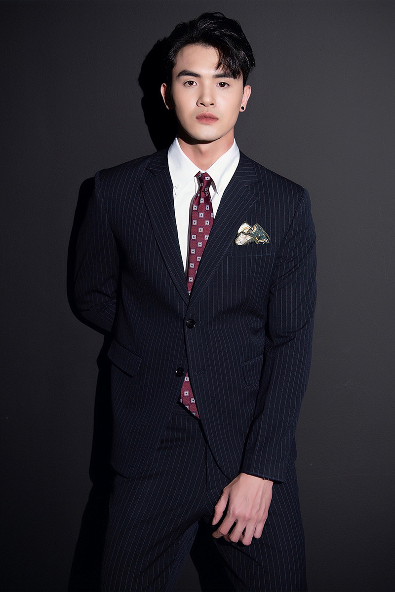 Với chiều cao 1m86 cùng ngoại hình đẹp, chàng trai Hà Thành đã "lọt vào mắt xanh" của các thương hiệu, được nhiều nhà thiết kế gửi gắm.