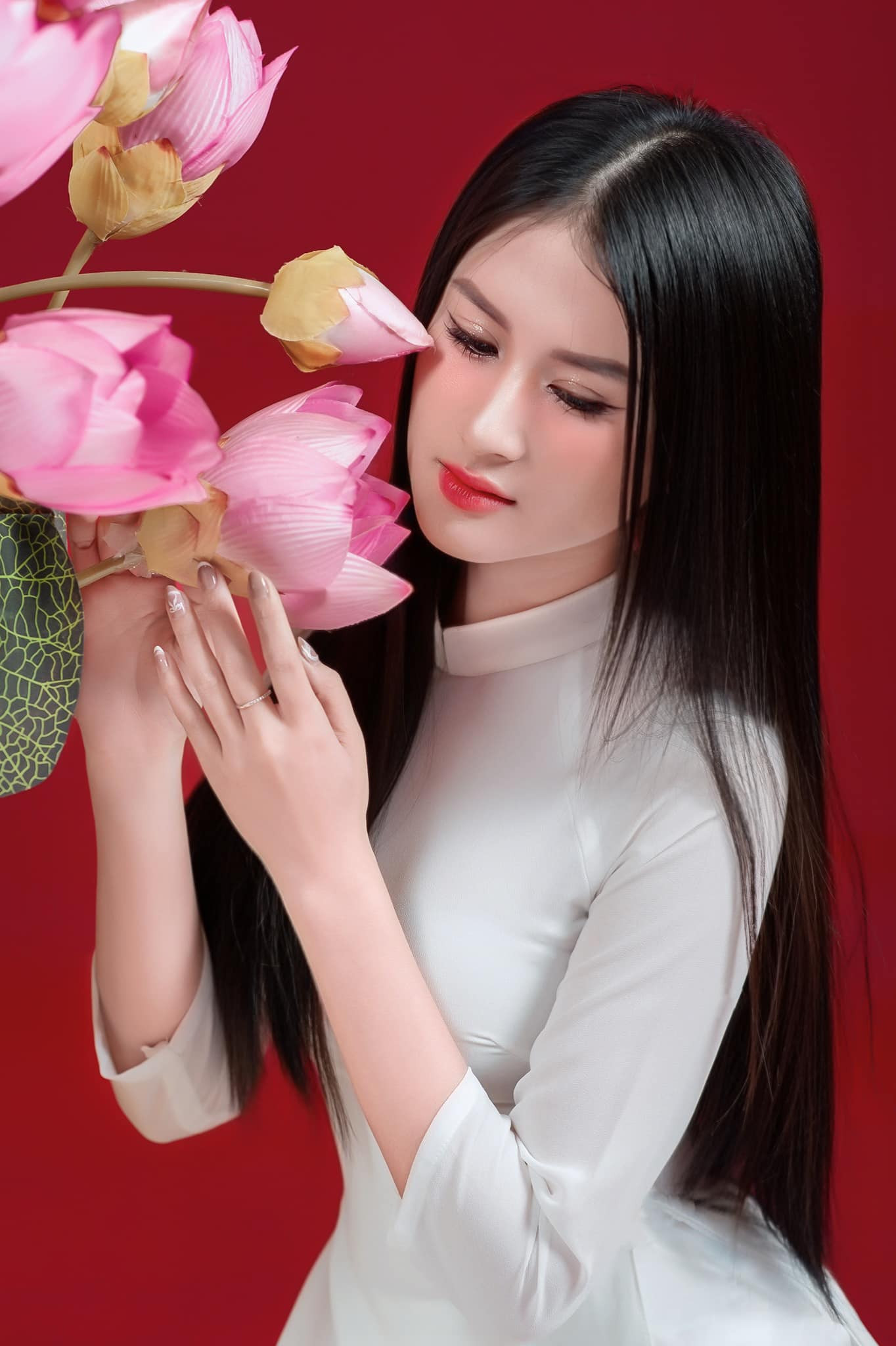 Việc trở thành người mẫu áo dài không chỉ là công việc bên cạnh học tập, mà còn là cơ hội để Tiên được tôn vinh vẻ đẹp của phụ nữ Việt Nam, đặc biệt là nét đẹp truyền thống của người con gái Huế. Việc trở thành người mẫu áo dài không chỉ là công việc bên cạnh học tập, mà còn là cơ hội để Tiên được tôn vinh vẻ đẹp của phụ nữ Việt Nam, đặc biệt là nét đẹp truyền thống của người con gái Huế.