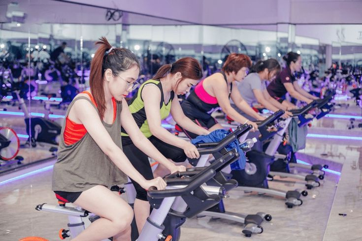 Với nhịp sống năng động, nhiều bạn trẻ tìm đến các lớp HIIT và Crossfit để đốt cháy calo nhanh chóng, tăng cường sức bền và giải tỏa căng thẳng hiệu quả.