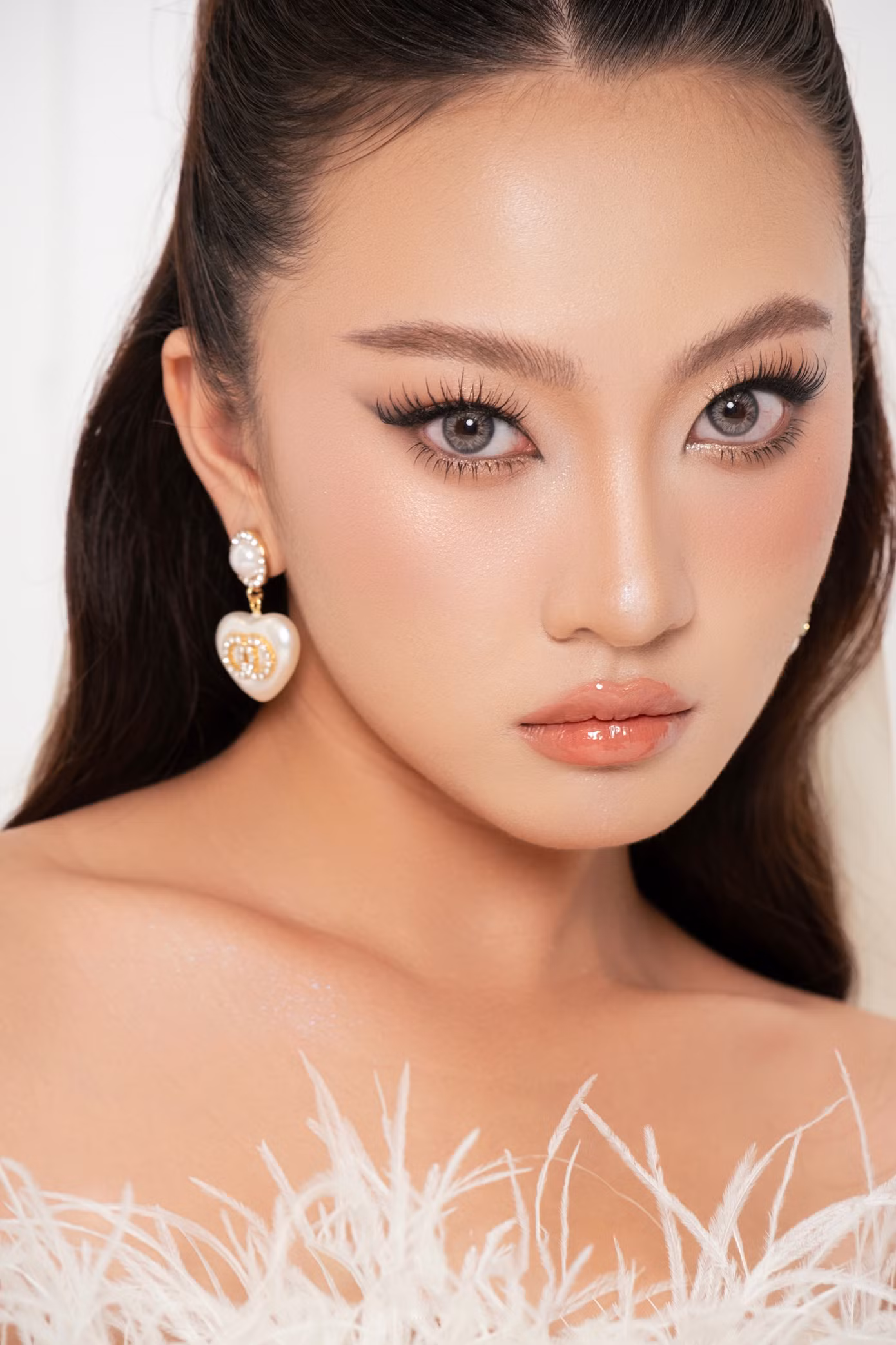 Thay vì nhờ vẻ ngoài hoàn hảo, Trúc Vy bắt đầu công việc với vẻ ngoài còn nhiều khuyết điểm.