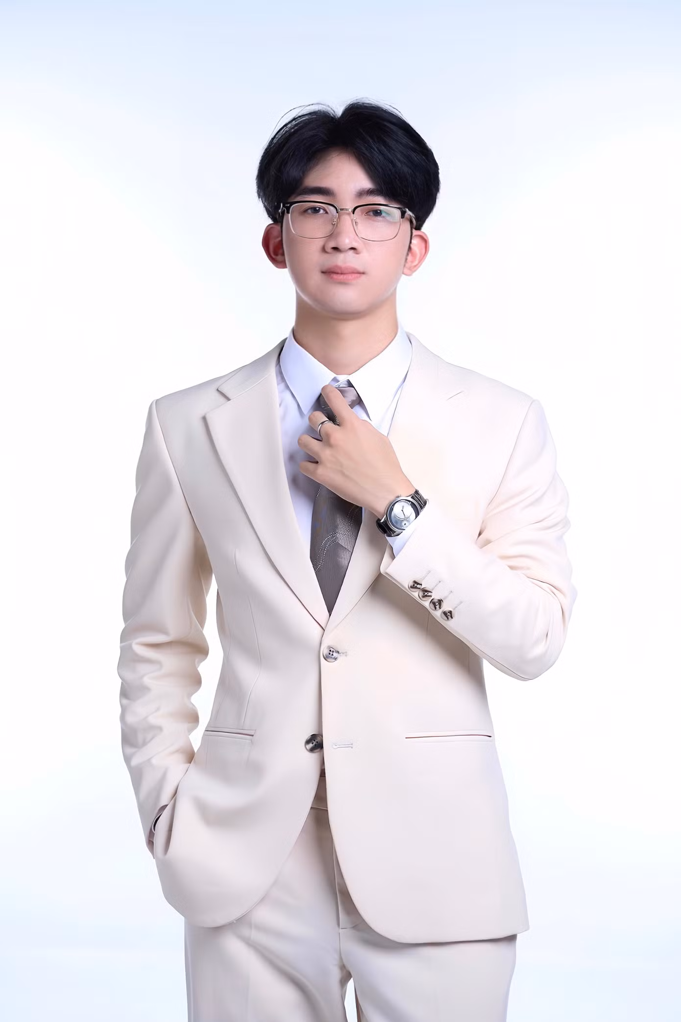 Nguyễn Khắc Tuấn (sinh năm 2004) đang là sinh viên ngành Ngôn ngữ Anh Tài chính - Ngân hàng của Học viện Ngân hàng.
