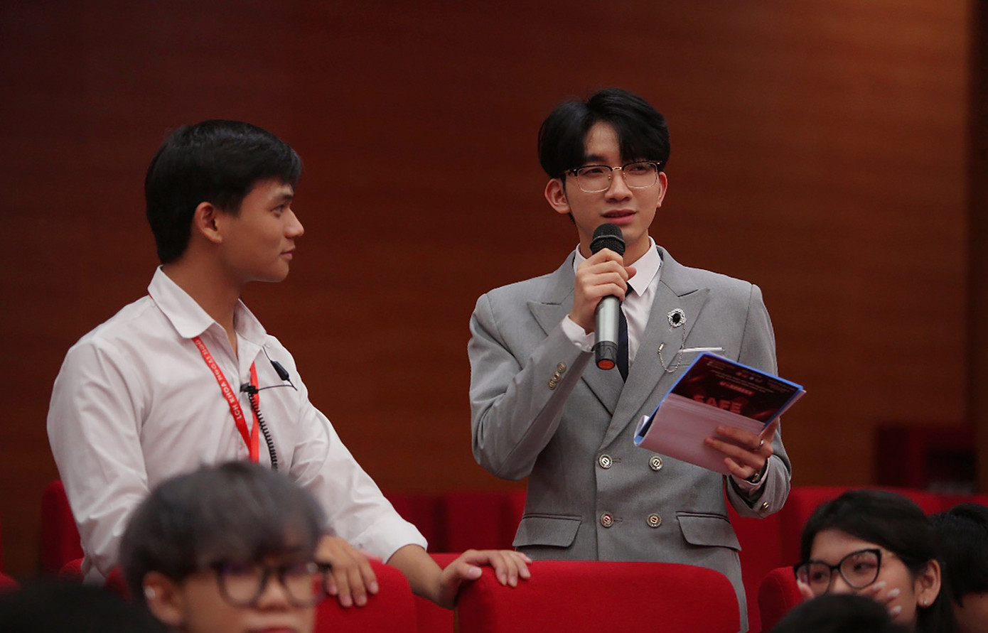 Bên cạnh công việc học tập, Khắc Tuấn còn là một MC đa năng.