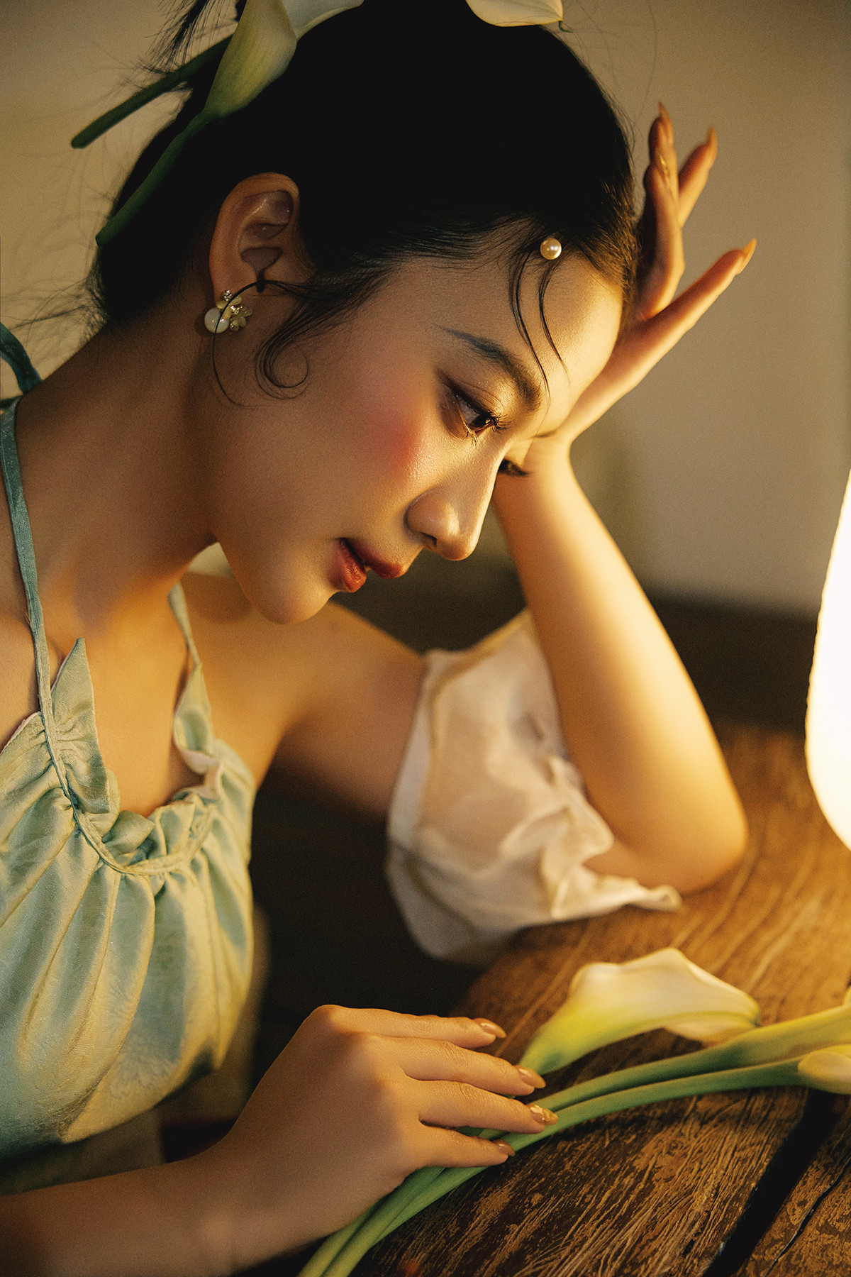 Hồng Trâm rất tự hào khi được trải nghiệm những bộ trang phục mang đậm bản sắc dân tộc.