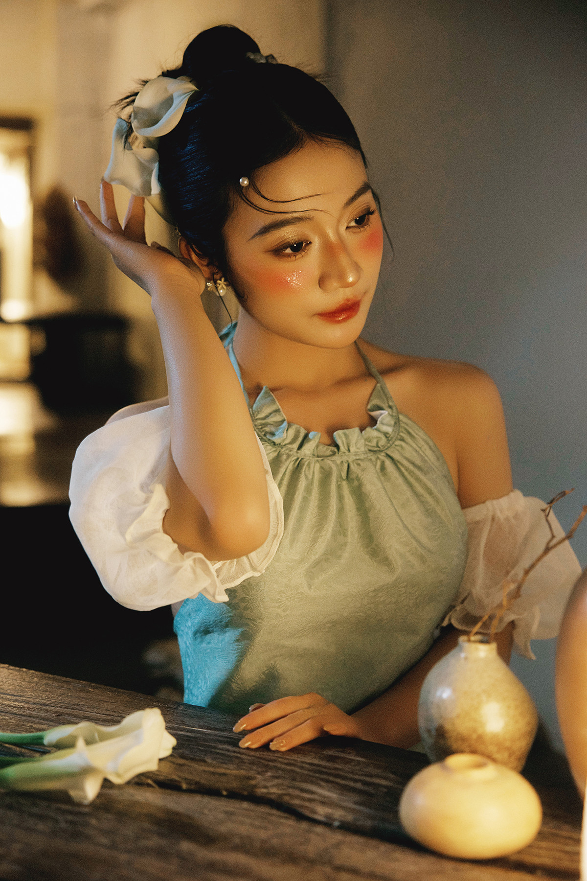 Với Hồng Trâm và ekip, bộ ảnh này không chỉ dừng lại ở việc tôn vinh nét đẹp thiêng liêng của văn hóa Việt mà còn gửi gắm tinh thần kế thừa và phát triển.