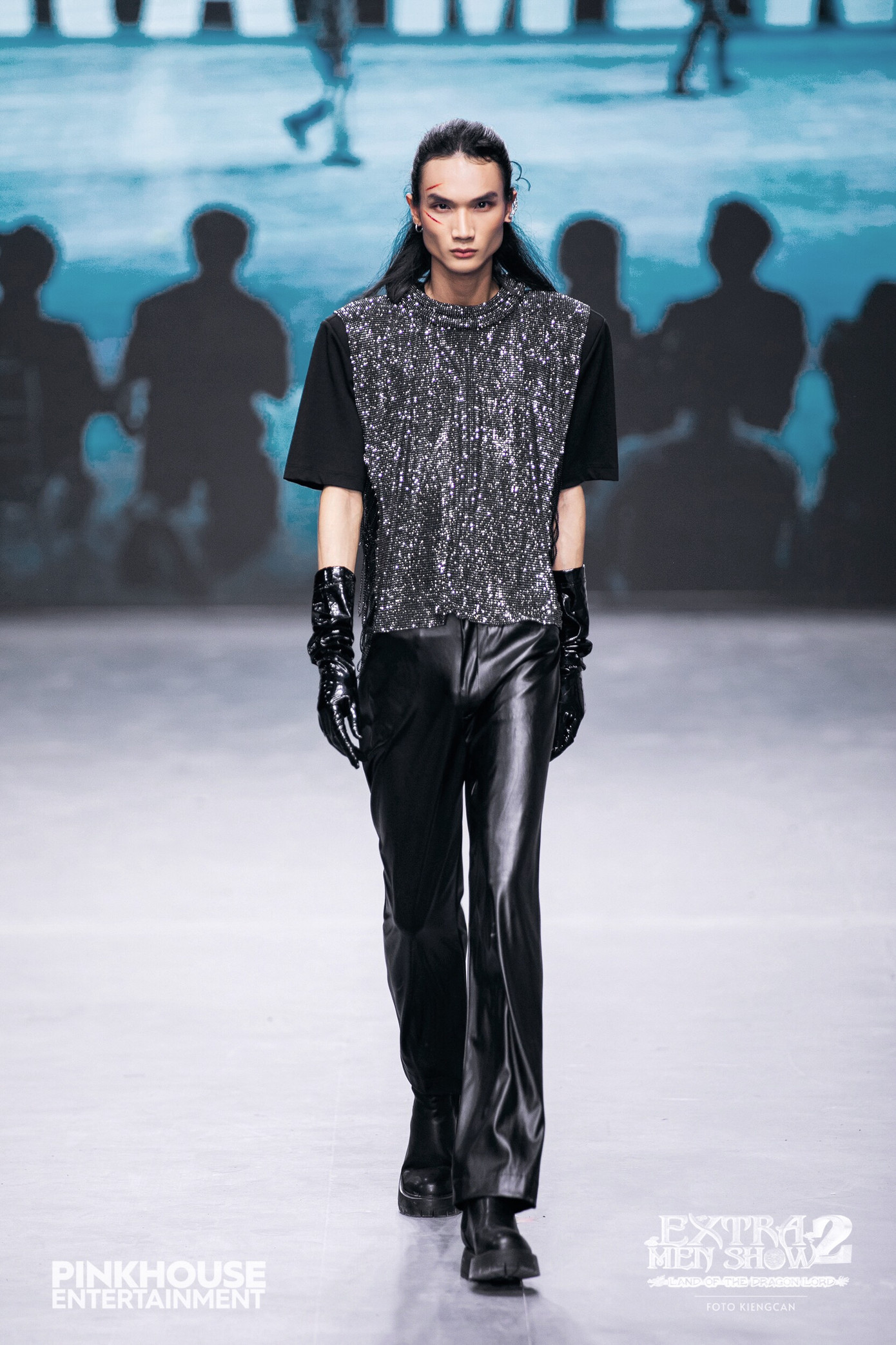 Để duy trì và có thể nuôi dưỡng được ước mơ, Hải Duy từng làm thêm nhiều công việc khác nhau như phục vụ, bán hàng, shipper,... Để duy trì và có thể nuôi dưỡng được ước mơ, Hải Duy từng làm thêm nhiều công việc khác nhau như phục vụ, bán hàng, shipper,...