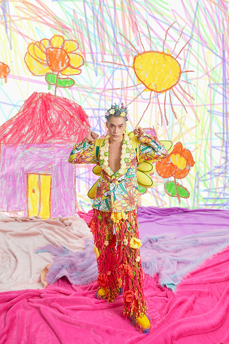 Tuấn Long luôn ưu tiên và giúp đỡ các bạn sinh viên, đặc biệt là ngành Thiết kế thời trang, trở thành “linh hồn” của nhiều tác phẩm được các bạn trẻ gửi gắm.