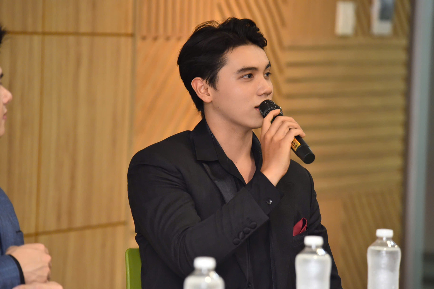 Mỗi "lần đầu tiên" đều bắt đầu bằng sự bỡ ngỡ nhưng lại kết thúc bằng sự tự hào trong Bảo Huy. Mỗi "lần đầu tiên" đều bắt đầu bằng sự bỡ ngỡ nhưng lại kết thúc bằng sự tự hào trong Bảo Huy.