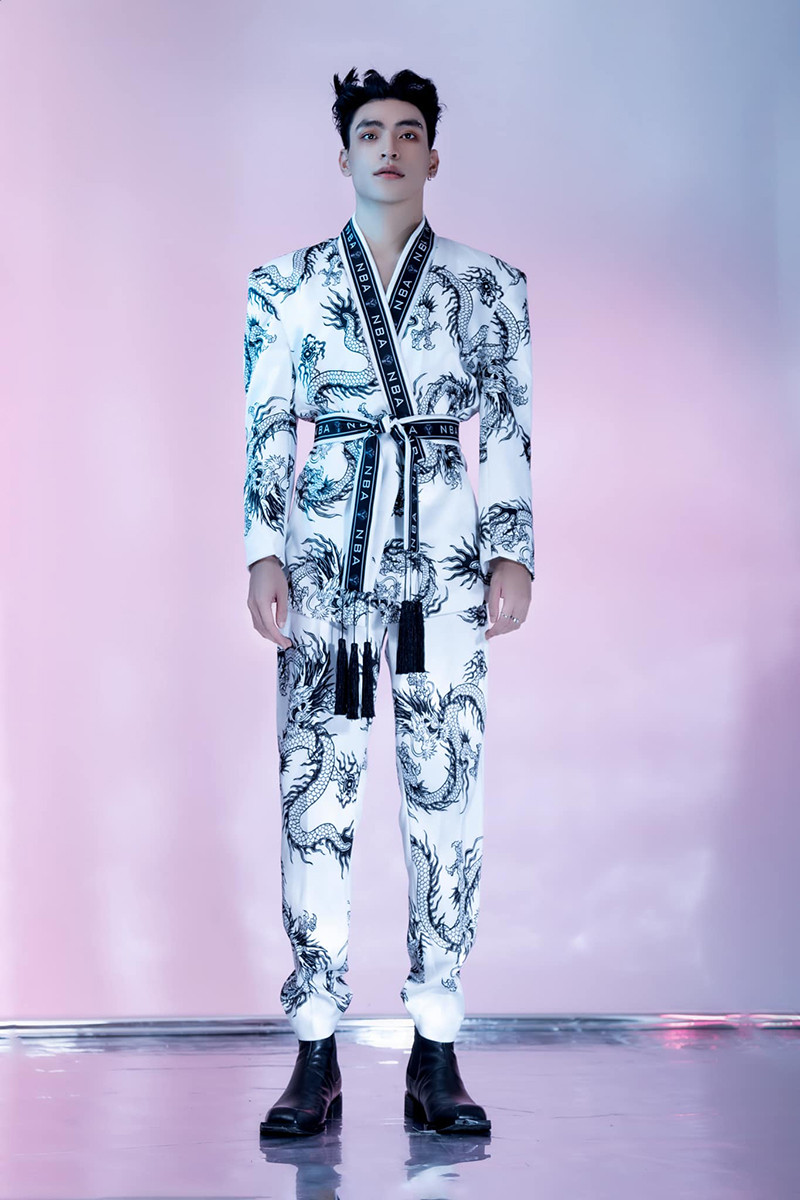 Là một người yêu thích cái đẹp và có tính thẩm mỹ, Tuấn Long luôn cải thiện bản thân để trở nên tốt đẹp hơn mỗi ngày.