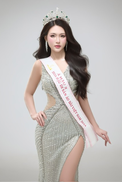 Hà Hồng Gấm (sinh năm 2003) hiện đang là sinh viên của trường Cao đẳng Y Hà Nội. Hà Hồng Gấm (sinh năm 2003) hiện đang là sinh viên của trường Cao đẳng Y Hà Nội.