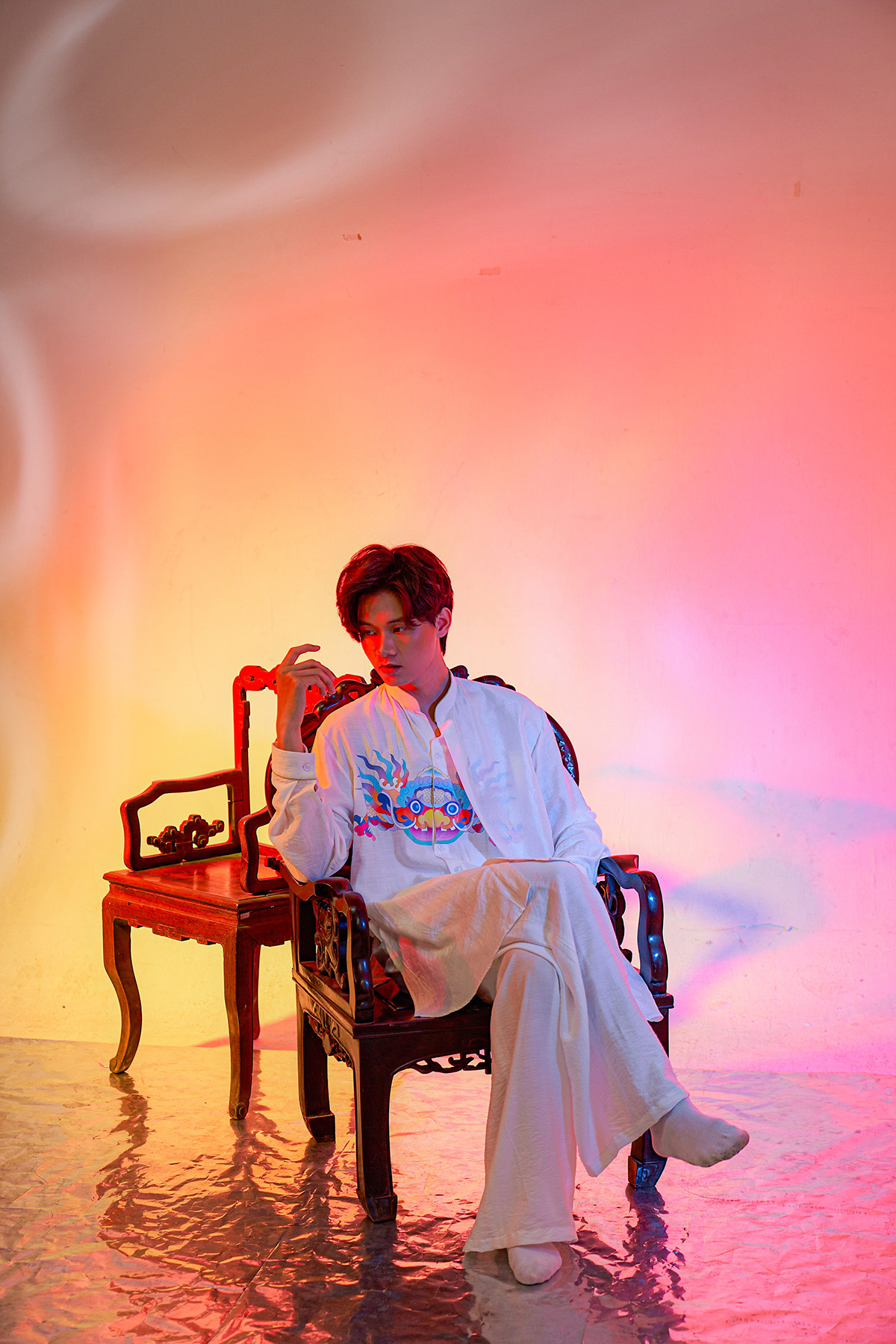 Mặc dù không may mắn sinh ra có được đôi chân lành lặn giống như các bạn, bằng nghị lực và sự cố gắng của bản thân, Quốc Bảo đã vươn lên chinh phục niềm đam mê thời trang của chính mình. Mặc dù không may mắn sinh ra có được đôi chân lành lặn giống như các bạn, bằng nghị lực và sự cố gắng của bản thân, Quốc Bảo đã vươn lên chinh phục niềm đam mê thời trang của chính mình.