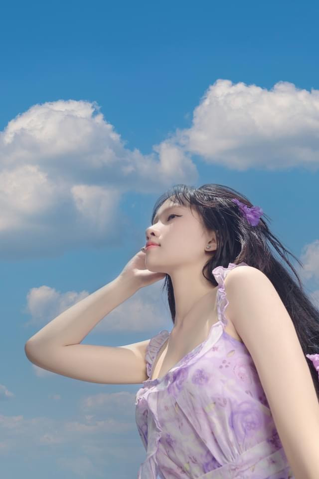 Ngọc Ánh dành niềm yêu mến với sắc tím của những đóa bằng lăng trên đất Cảng.