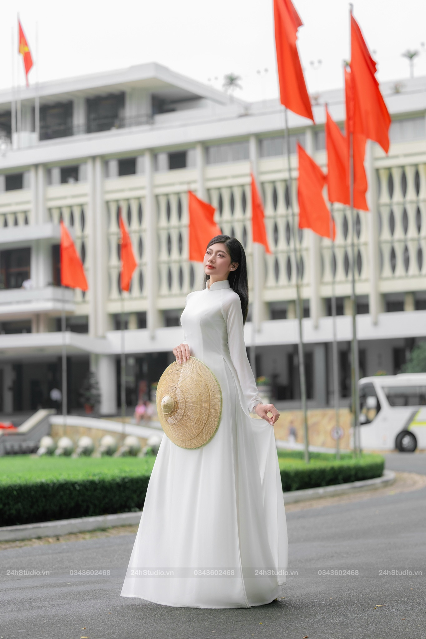 Kim Ngân mang niềm tự hào, xúc động khi đứng trước Dinh Độc Lập thực hiện bộ ảnh chào đón Ngày Giải phóng miền Nam, thống nhất đất nước.