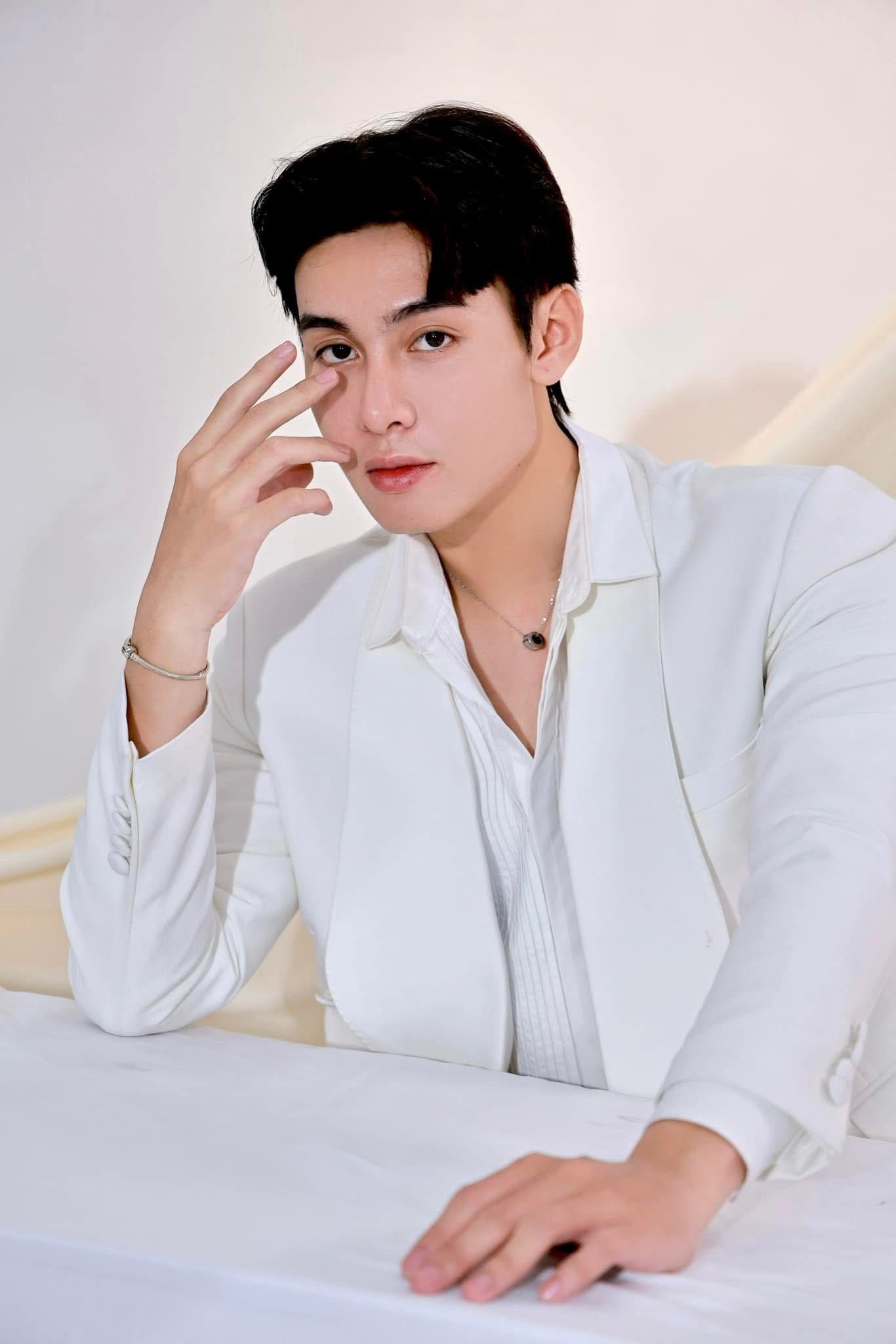 HanGy Lu (sinh năm 2002) đang là người mẫu ảnh tự do. HanGy Lu (sinh năm 2002) đang là người mẫu ảnh tự do.