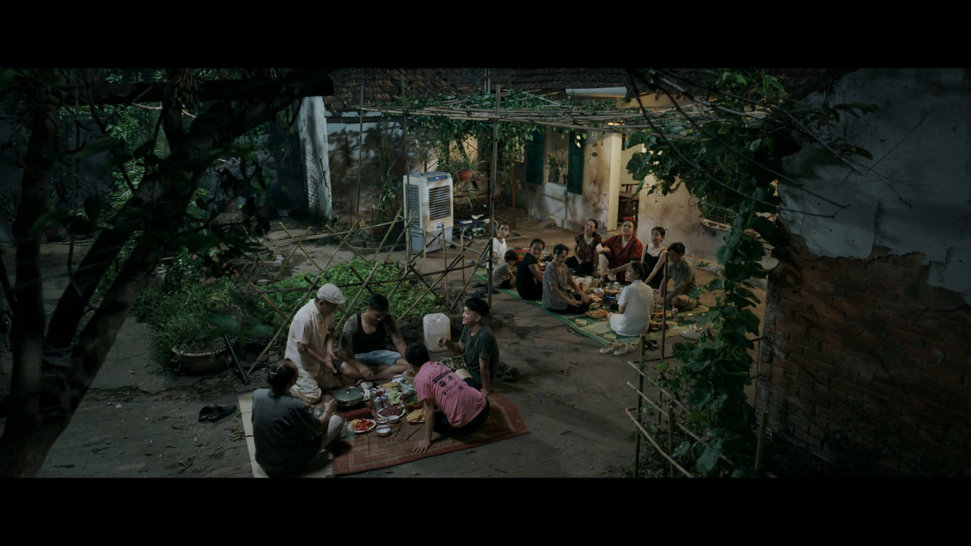 Làng trong phố là bộ phim kể về câu chuyện của những con người lao động, vì mưu sinh phải xa quê, xa gia đình lên thành phố làm việc.