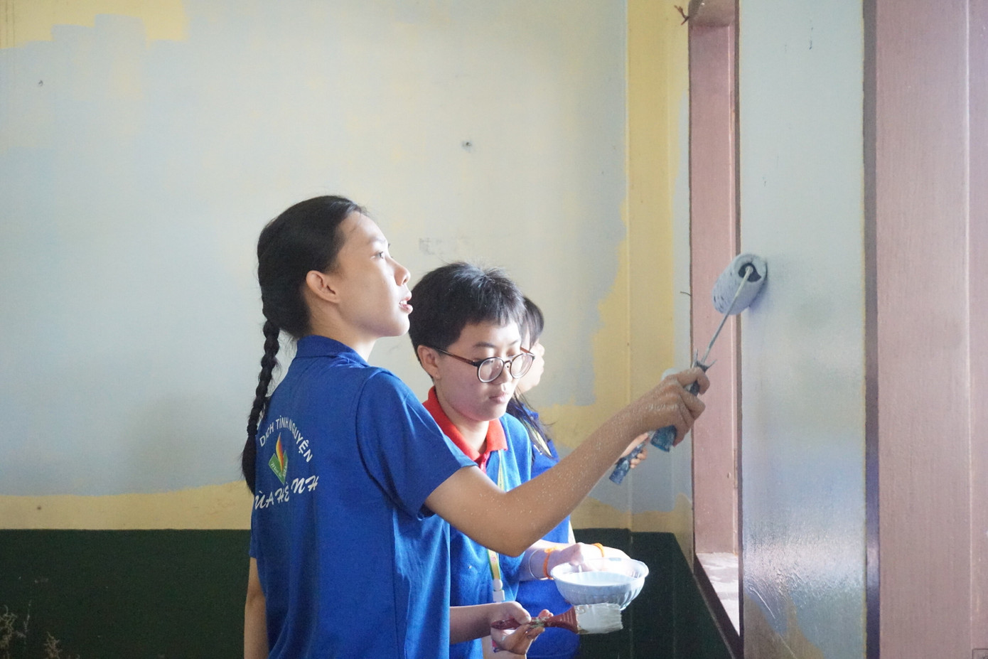 Ngọc Hân tham gia hoạt động sơn vẽ tại Trường Hữu nghị Việt-Lào, Champasak.