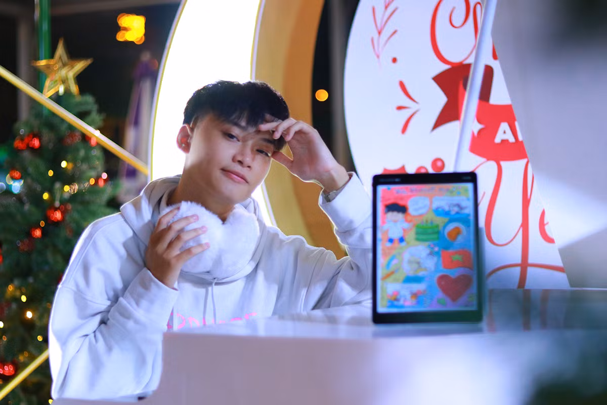 Song song với công việc học, Duy Đoàn còn là một nhà sáng tạo nội dung về chia sẻ kiến thức và truyền động lực, đồng thời là Đại sứ Sinh viên - Galaxy Campus Friends của Samsung.