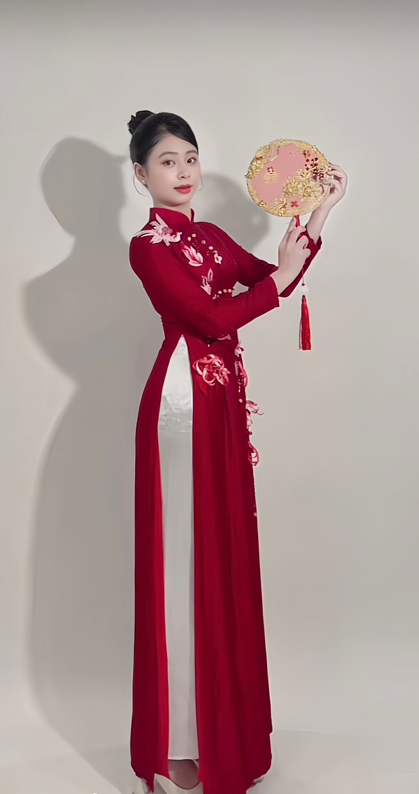 Đồng thời, Hà Vy vô cùng vinh dự và tự hào khi được đứng trong hàng ngũ của Đảng.