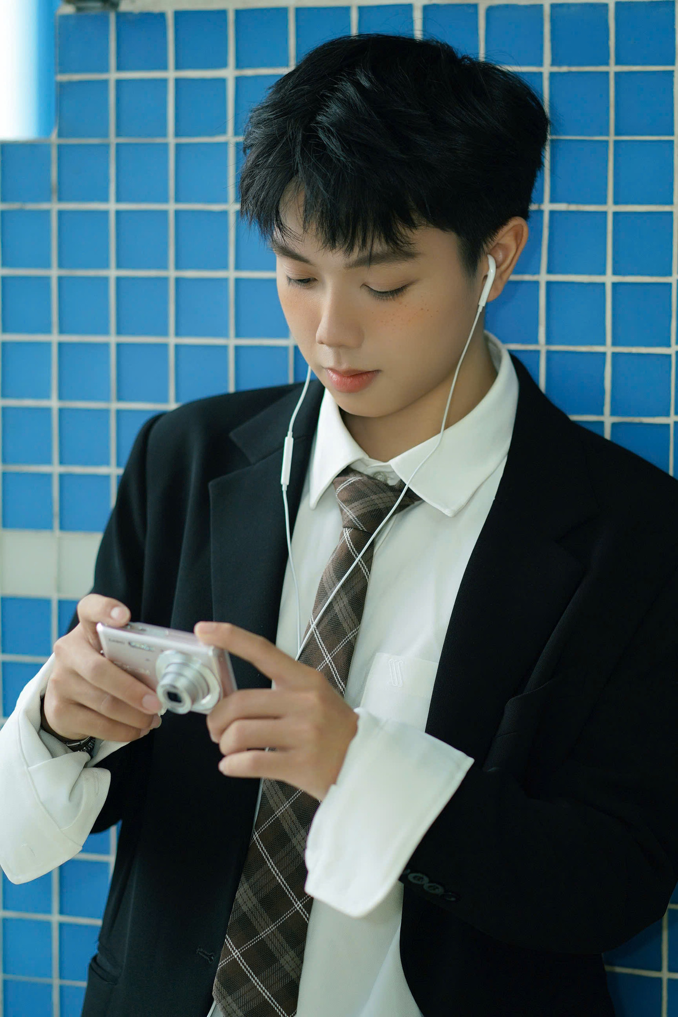 Duy Long bén duyên với nghệ thuật từ khi còn học Tiểu học. Duy Long bén duyên với nghệ thuật từ khi còn học Tiểu học.