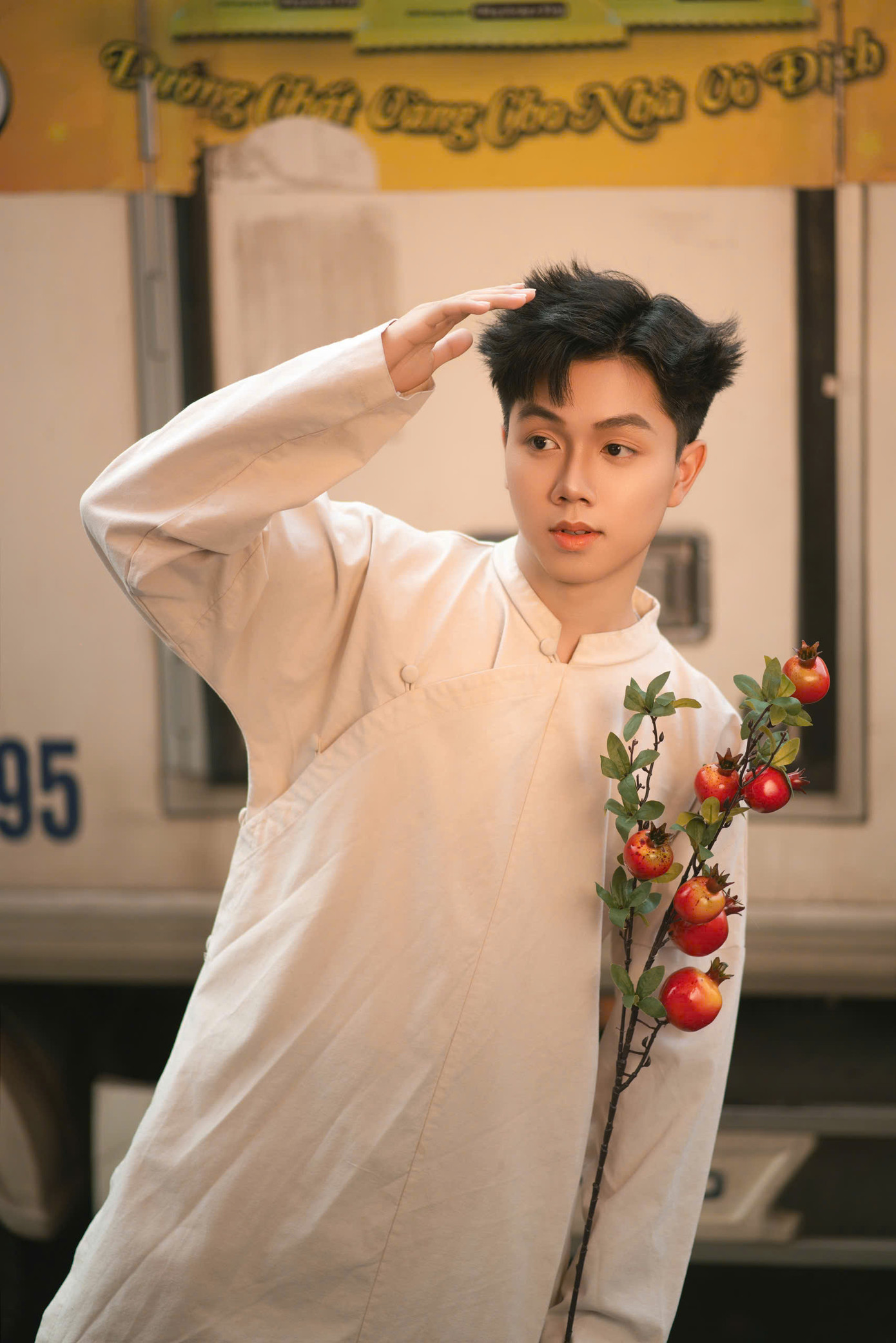 Trong những thời khắc tăm tối nhất, đam mê diễn xuất chính là ngọn đèn soi sáng, giúp Duy Long tìm lại chính mình. Trong những thời khắc tăm tối nhất, đam mê diễn xuất chính là ngọn đèn soi sáng, giúp Duy Long tìm lại chính mình.