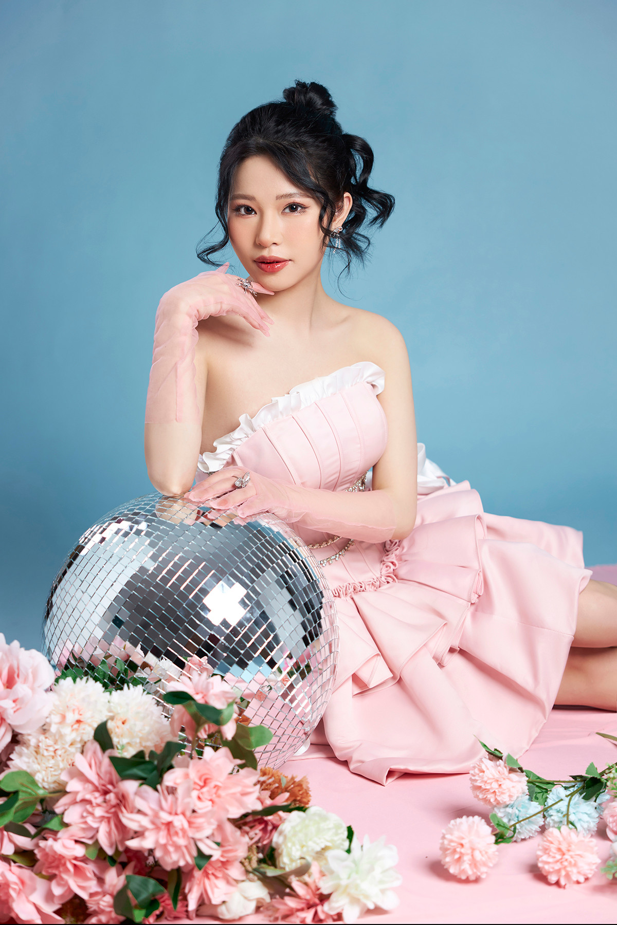 Phương Anh bén duyên với nghệ thuật ngay từ khi còn ngồi trên ghế nhà trường. Phương Anh bén duyên với nghệ thuật ngay từ khi còn ngồi trên ghế nhà trường.