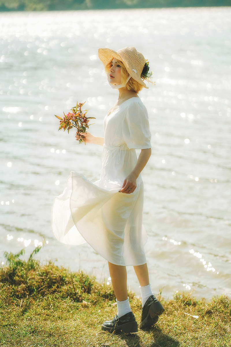 Tây Linh đang kinh doanh một shop thời trang tại Đà Lạt.