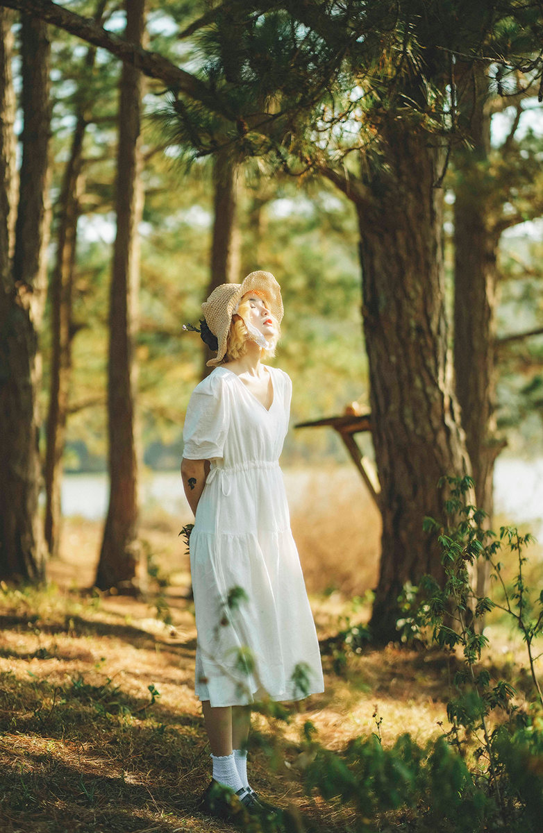 Sở hữu nhan sắc xinh đẹp, cùng tình yêu dành cho nơi đây, Tây Linh đã thực hiện bộ ảnh với vẻ đẹp đầy thơ mộng, ngọt ngào, như một nàng thơ hòa mình vào khung cảnh của Đà Lạt.