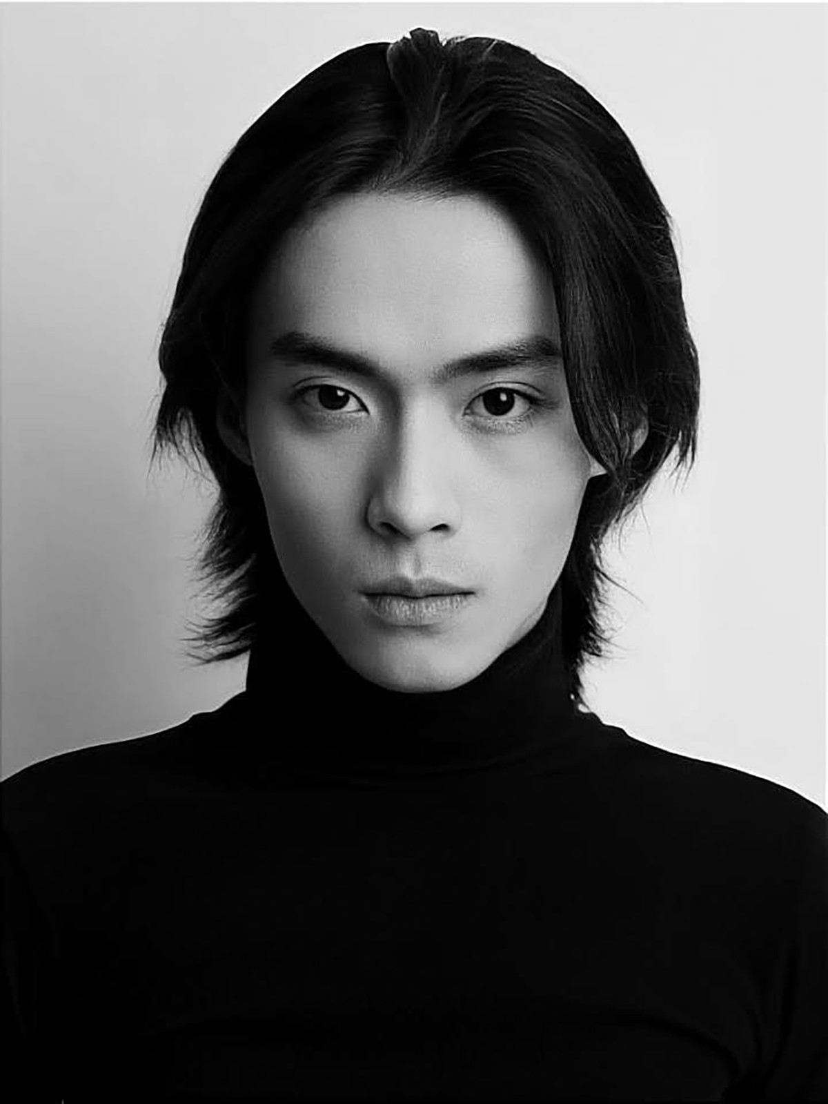 Nguyễn Cao Hữu (Anthony Huu) sinh năm 2003, được biết đến là người mẫu phi giới tính, diễn viên tự do.