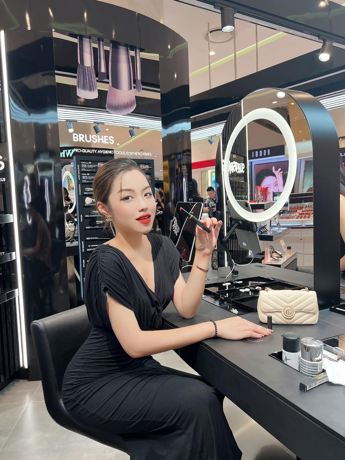 Với niềm đam mê và tôn chỉ làm việc để trao giá trị đến cộng đồng, vì nhân sinh, Yến Linh mong muốn tập trung hướng đến lan tỏa những giá trị tích cực, phục vụ cộng đồng trong tương lai.