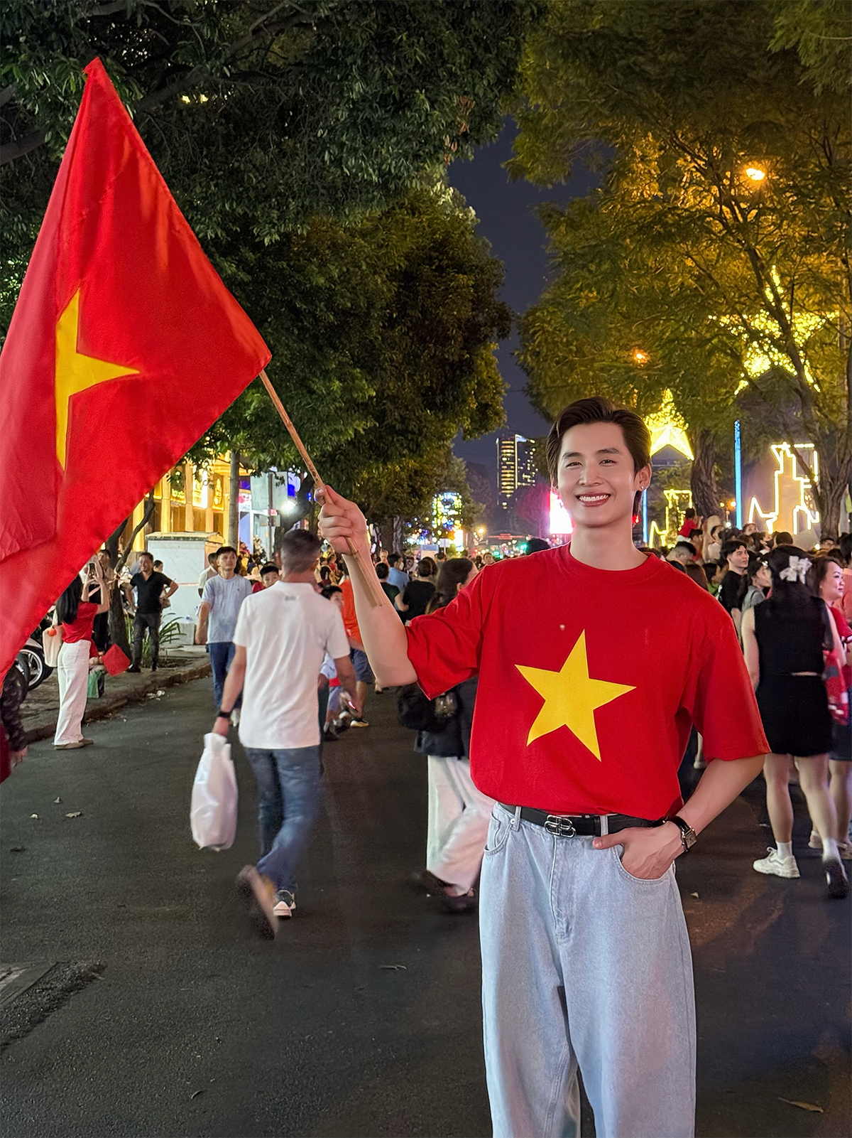 Nguyễn Văn Phương - Á Quân The Next Gentleman 2024 tự hào cầm lá cờ đỏ sao vàng tung bay tại Đường Lê Lợi, Thành phố Hồ Chí Minh. Nguyễn Văn Phương - Á Quân The Next Gentleman 2024 tự hào cầm lá cờ đỏ sao vàng tung bay tại Đường Lê Lợi, Thành phố Hồ Chí Minh.