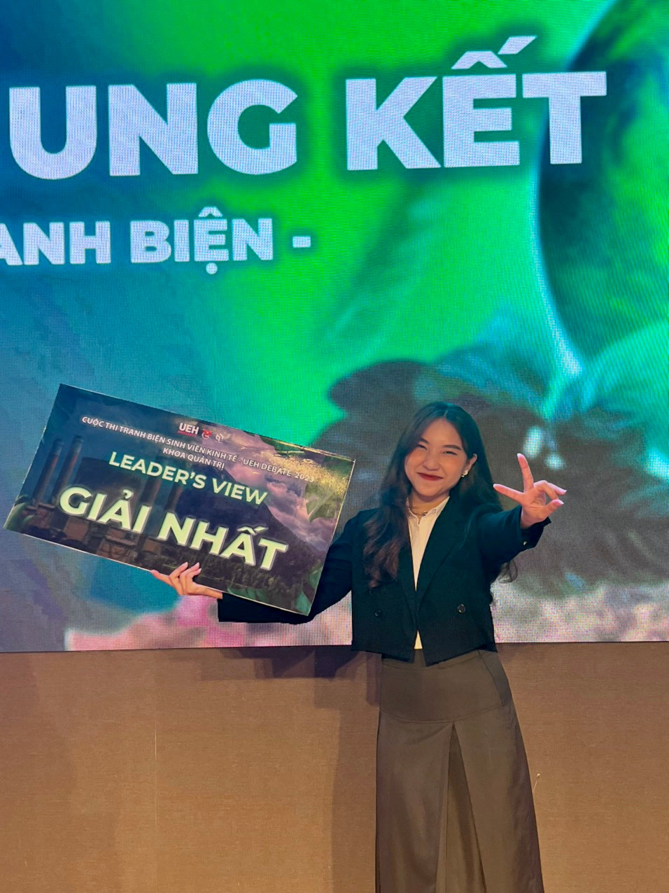 Lan Anh từng đạt nhiều giải thưởng về các cuộc thi tài năng, tranh biện và học bổng.