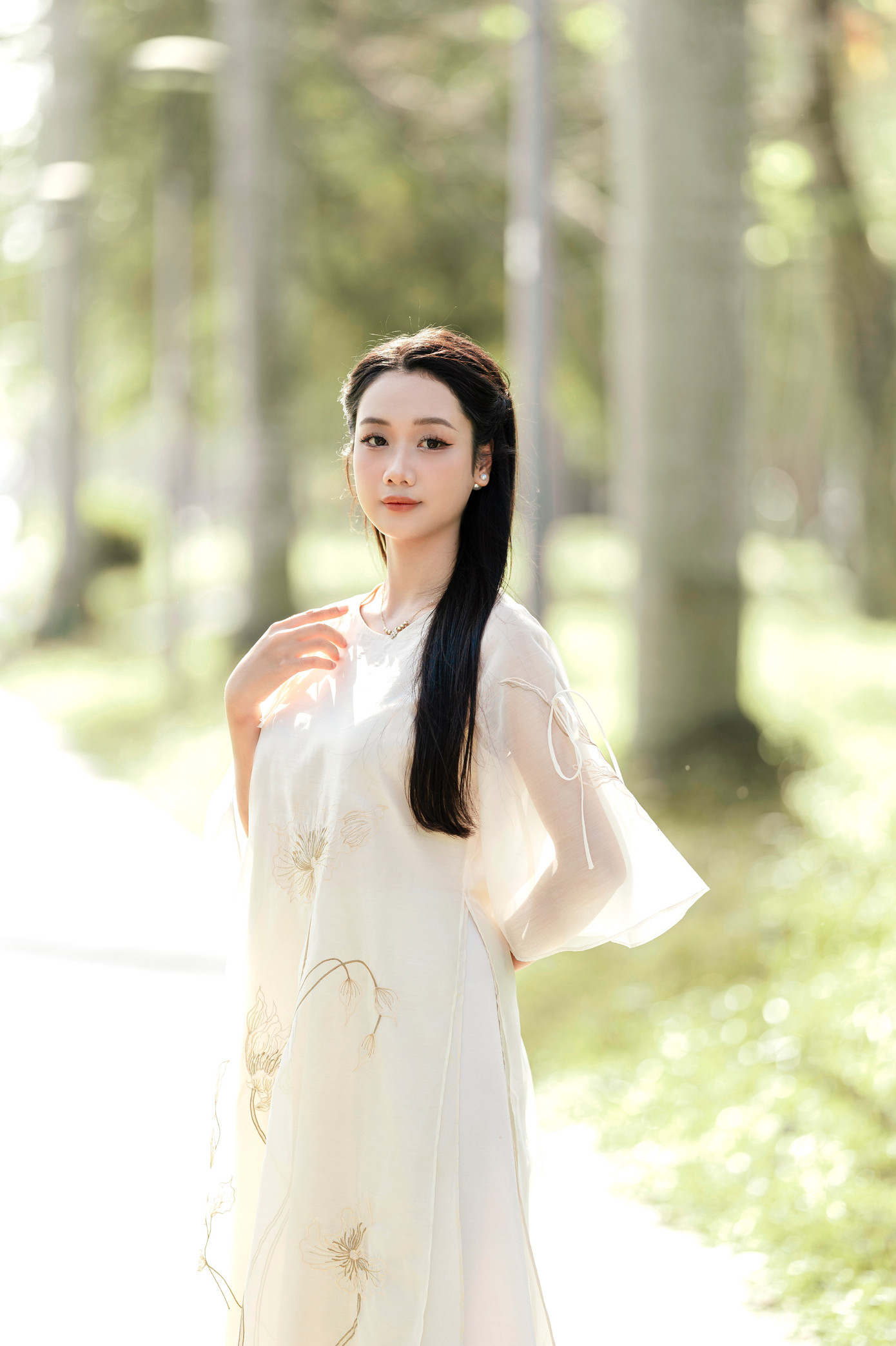 Hoàng Thị Nhã Uyên (sinh năm 2005) đang là sinh viên năm hai ngành Quản trị khách sạn của trường Du lịch - Đại học Huế. Hoàng Thị Nhã Uyên (sinh năm 2005) đang là sinh viên năm hai ngành Quản trị khách sạn của trường Du lịch - Đại học Huế.