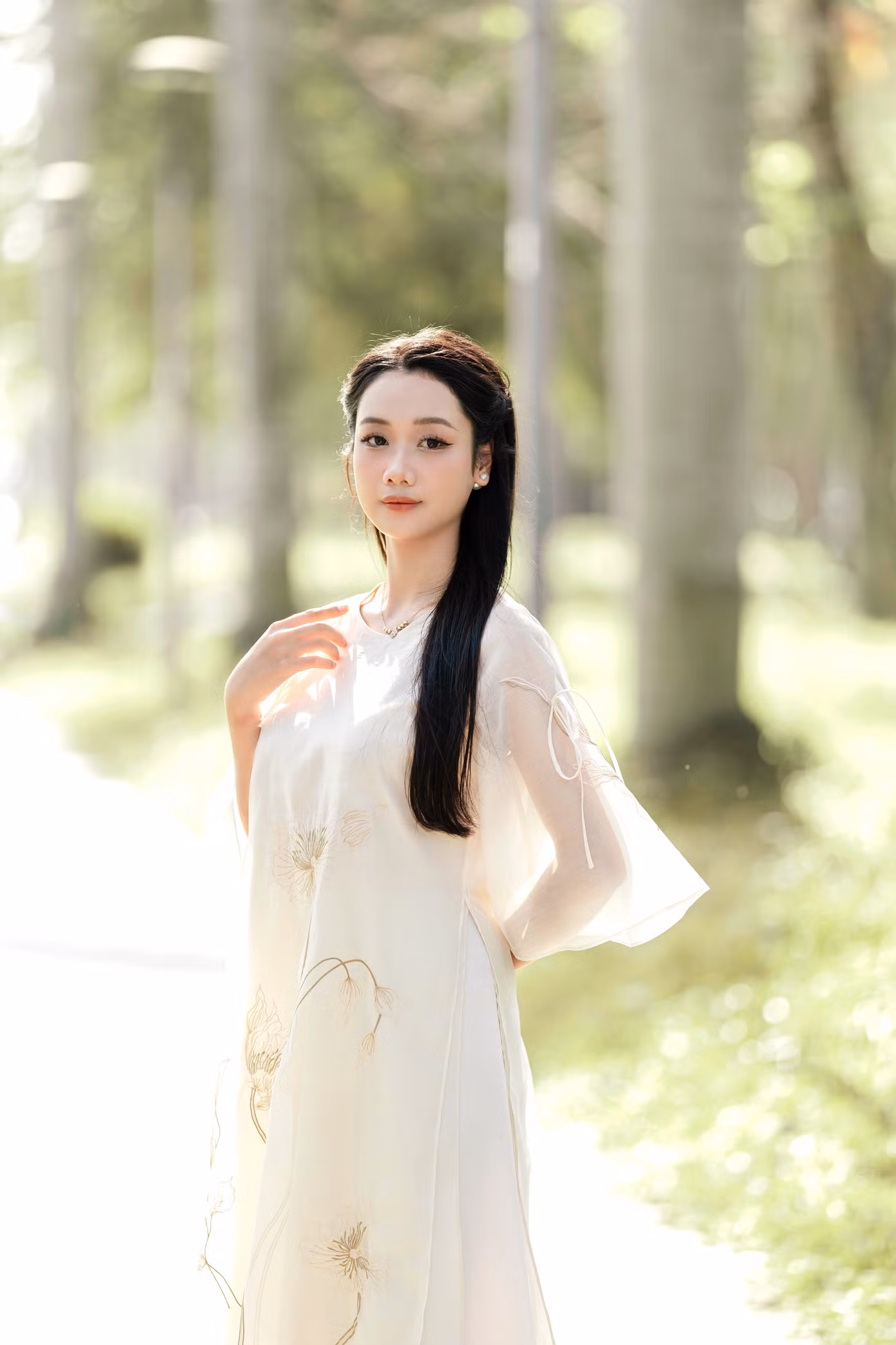 Hoàng Thị Nhã Uyên (sinh năm 2005) đang là sinh viên năm hai ngành Quản trị khách sạn của trường Du lịch - Đại học Huế. Hoàng Thị Nhã Uyên (sinh năm 2005) đang là sinh viên năm hai ngành Quản trị khách sạn của trường Du lịch - Đại học Huế.