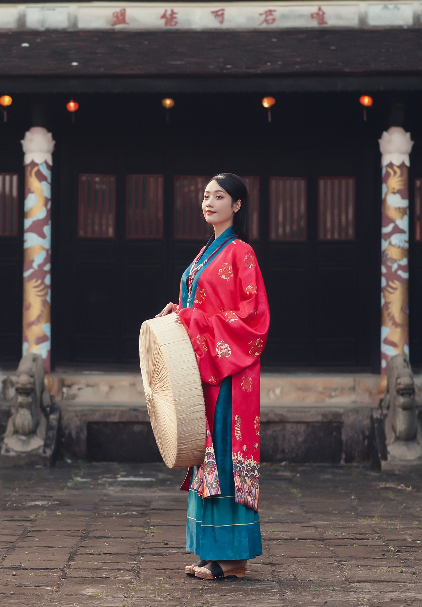 Nhã Uyên vẫn giữ thói quen đi chùa vào đầu năm, không chỉ đơn thuần là một chuyến du xuân, mà còn mang ý nghĩa cầu chúc bình an, may mắn cho bản thân và gia đình.