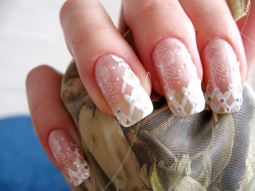 Những người khác có thể thách thức “trình” vẽ móng nghệ thuật của mình bằng cách “hô biến” bộ móng giản dị trở thành những kiệt tác thực sự