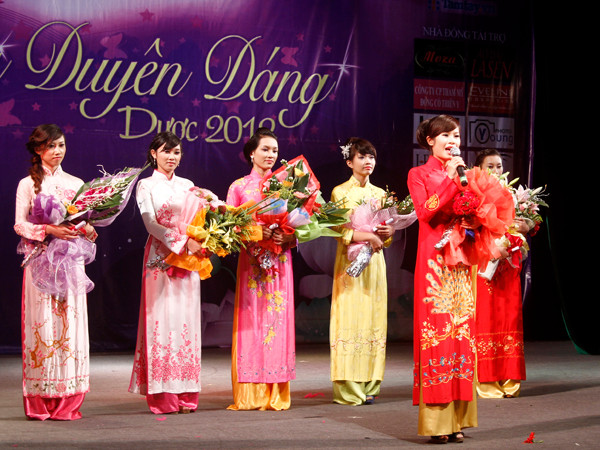 Các thí sinh trong phần thi ứng xử