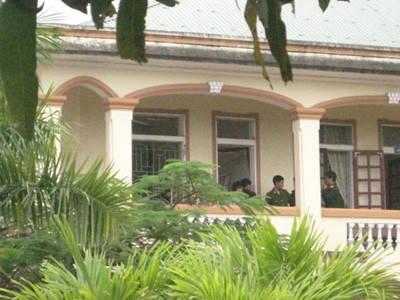 Cơ quan chức năng khám nghiệm hiện trường vụ nổ. Ảnh: Văn Hải