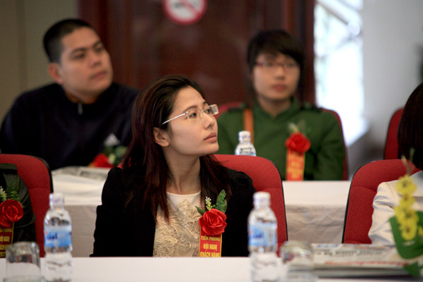 Khách hàng lắng nghe ý kiến tại Hội nghị